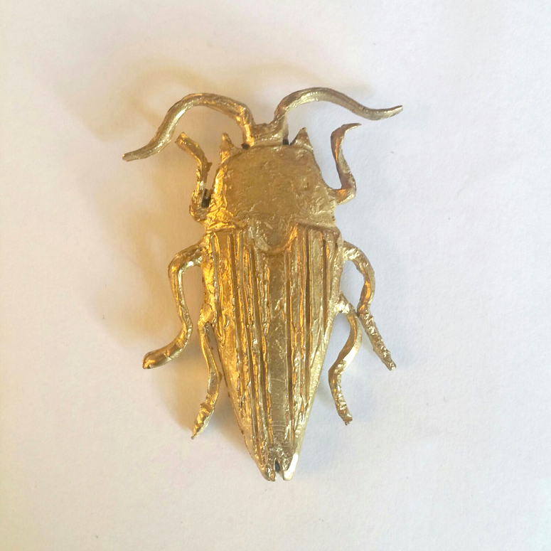 Broche Colgante Escarabajo – Latón